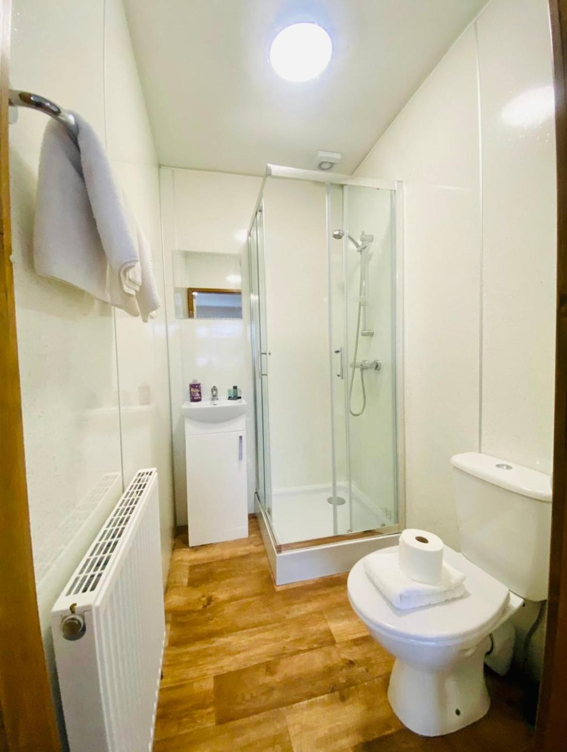 יורק Tulip Cabin With Hot Tub מראה חיצוני תמונה