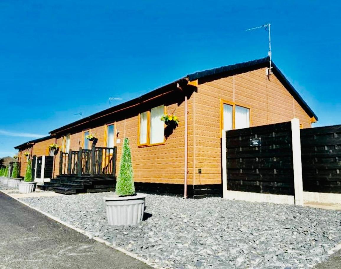 יורק Tulip Cabin With Hot Tub מראה חיצוני תמונה